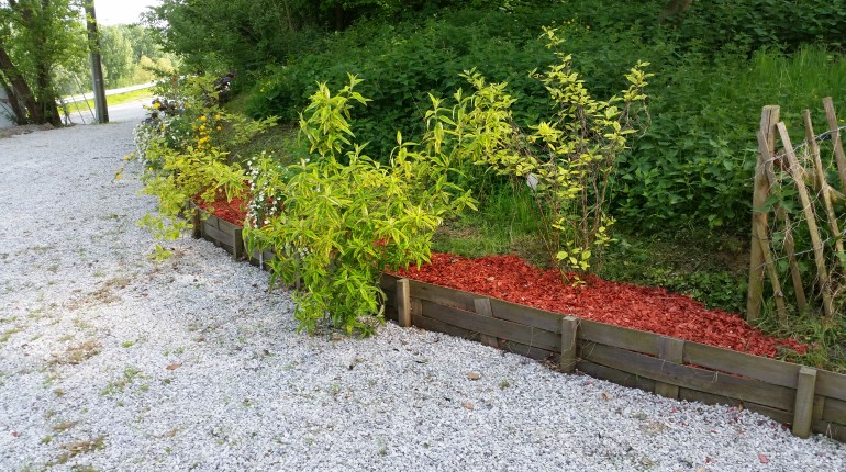 Aménagement d'une bordure par Greenrod, votre partenaire en entretien de jardins, élagage, construction d'abris de jardin etc.