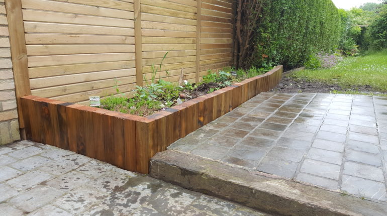 Création d'une terrasse en pavés par Greenrod, votre partenaire en entretien de jardins, élagage, construction d'abris de jardin etc.