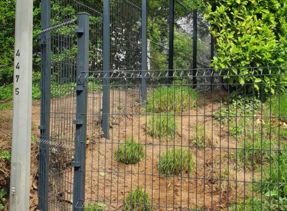 Placement d'une clôture par Greenrod, votre partenaire en entretien de jardins, élagage, construction d'abris de jardin etc.