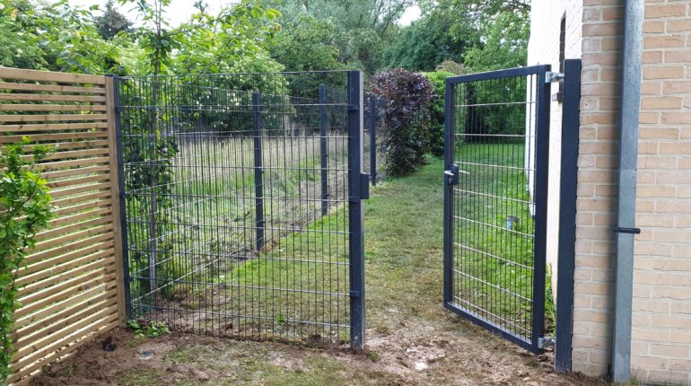 Placement d'une clôture par Greenrod, votre partenaire en entretien de jardins, élagage, construction d'abris de jardin etc.
