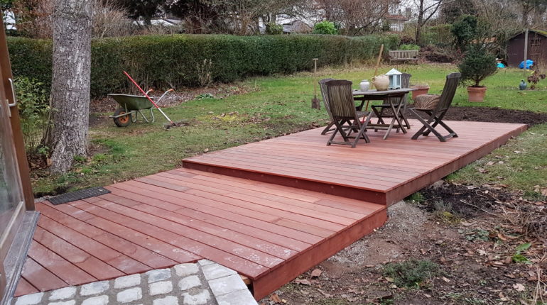 Montage d'une terrasse en bois par Greenrod, votre partenaire en entretien de jardins, élagage, construction d'abris de jardin etc.