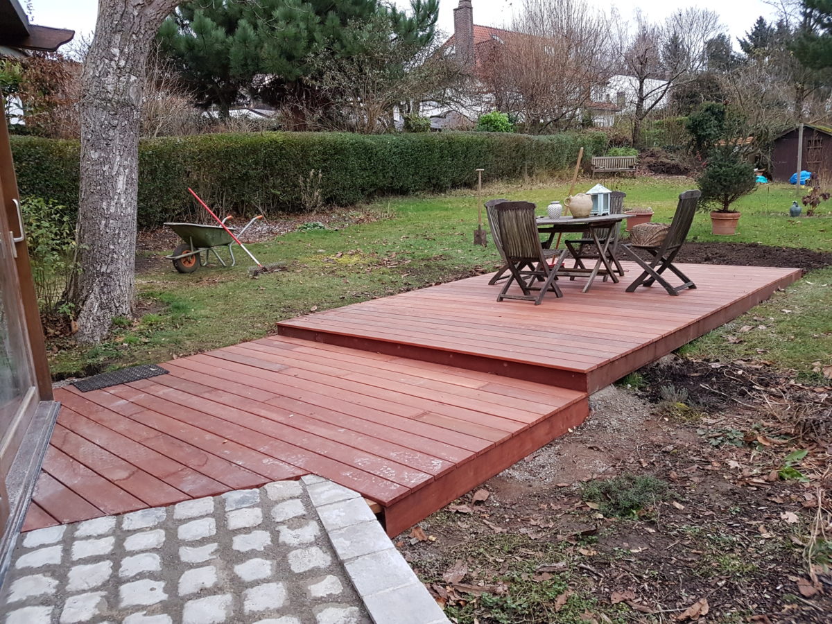 Montage d'une terrasse en bois par Greenrod, votre partenaire en entretien de jardins, élagage, construction d'abris de jardin etc.